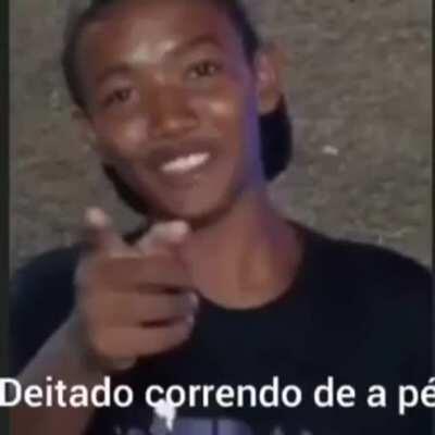 Que deitado de a pé correndo sentado