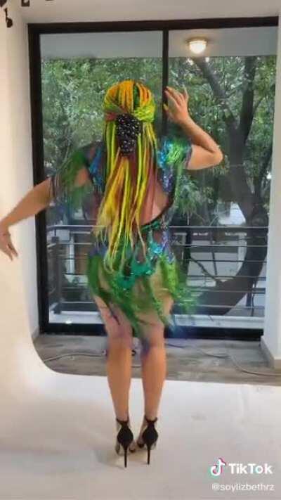 Que rico mueve el culo🤤🤤