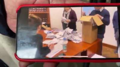 Apertura de 69 urnas en La Plata: van dos que se abren y adentro NO TIENEN NINGUNA BOLETA.