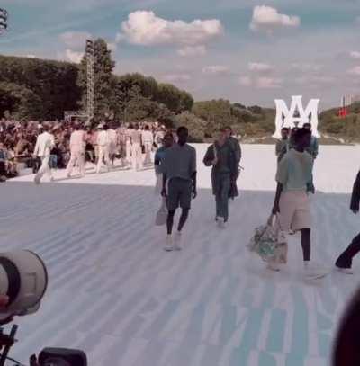 Durk out there modeling for Amiri in Paris 😭