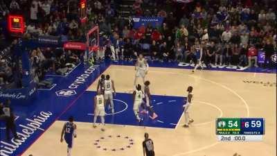 [Highlight] Tyrese Maxey at the buzzer to end the half!