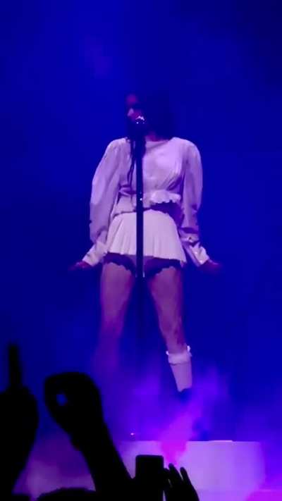 Goon to her dance moves. It's important 🩵