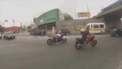 Tried to steal a motorcycle but Brazilian off-duty police officer was there one more time to save the day.