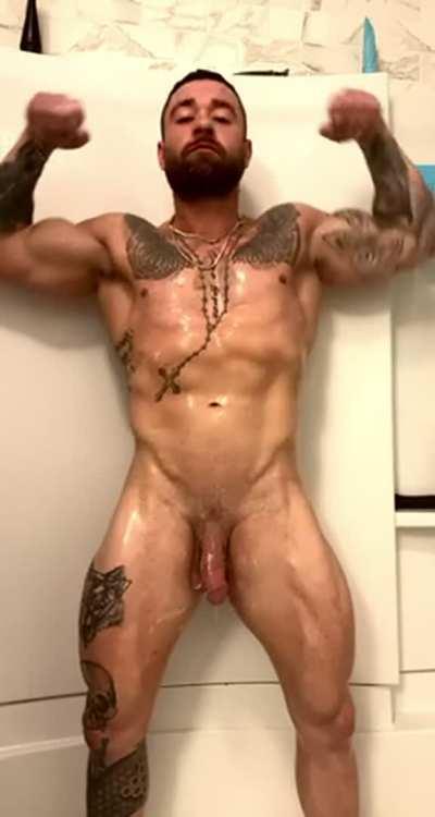 [m] I don’t always flex but when I do it’s usually on a Friday 💪🏻