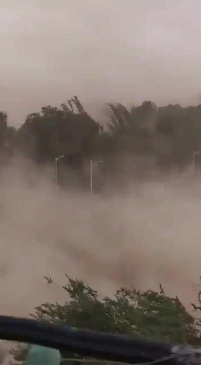 Puede parecer cualquier ciudad del desierto pero es Albacete capital esta tarde en pleno reventón cálido, arrastrando toda la tierra y polvo de las afueras de la ciudad