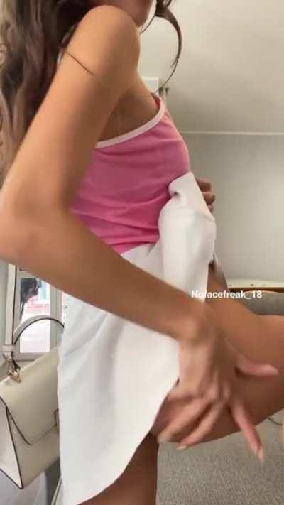 I love flashing my 19 years old pussy to older guys🙈