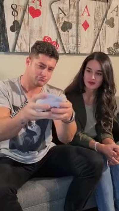 That one-handed move where he puts the card behind his hand is really Awesome.