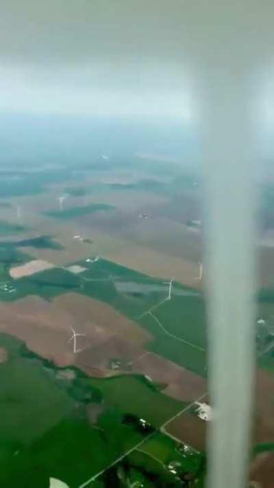 Pilot circles tornado in Oklahoma crazy close - June 2021