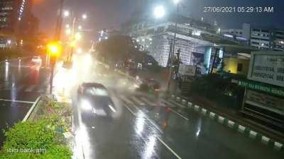 Drunk driver hits tuk tuk, killing the passenger in the process