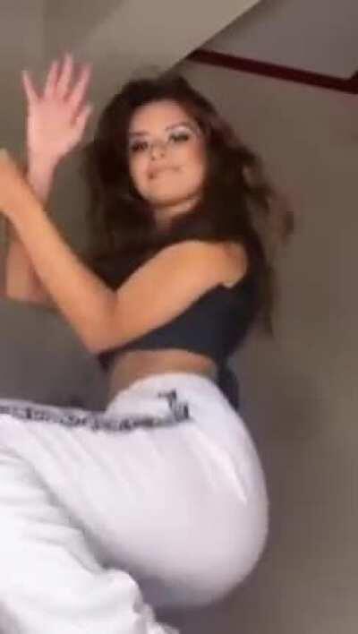 Avneet Kaur Shaking that booty🍑