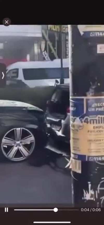 Continuación del mononeuronal de la Amarok al piso, chocó con un Fiat Mobi!