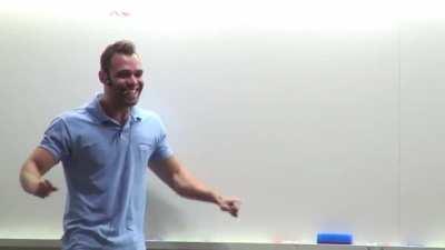 Professor do Alfacon e policial rodoviário federal Ronaldo Bandeira descrevendo em uma aula o que parece ser uma prática comum entre os policiais