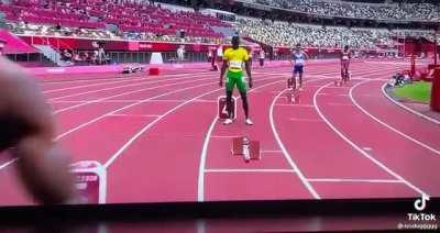 He knows wassup (pun intended). Cameraman panning be like… 👀