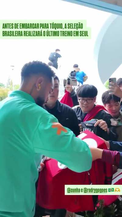 Matheus Cunha Signing fan shirts in SSouth Korea