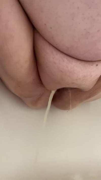 Hotel bathtubs are the best place to pee ❤️