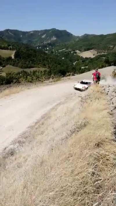 Queen Stratos roaring on Tuscan gravel