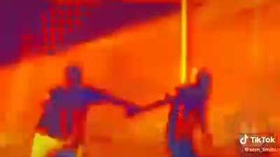 Eu e meu amigo jogando futebol: