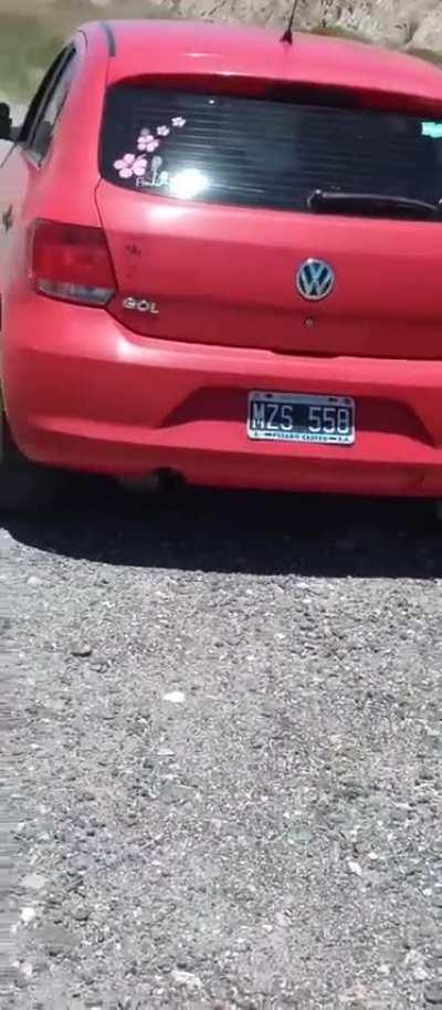 Filmaron a un grafitero dejando su firma en las Altas Cumbres