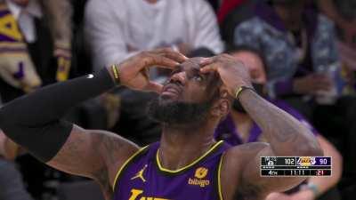 [Highlight] LeBron picks up a tech for arguing with the ref over a non-call