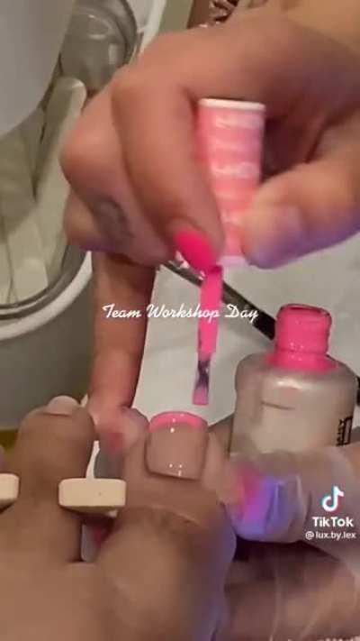 4 girls paint each others toes my favourite is the yellow tips