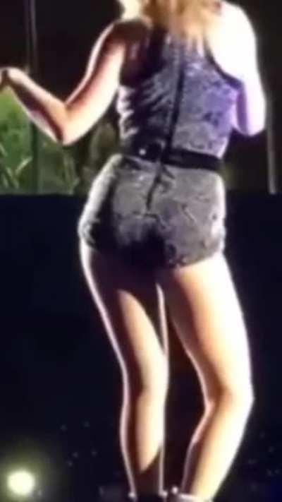 never seen this angle before, her ass is really hypnotic