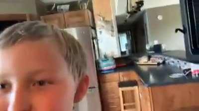 Kid microwaves phone while streaming on Twitch.