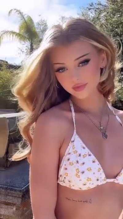 Sexy Bikini Babe Loren