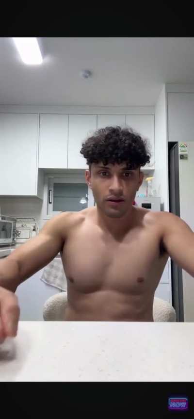 Streamer Abuses Korean girl over a joke (MoeJamieMusic)