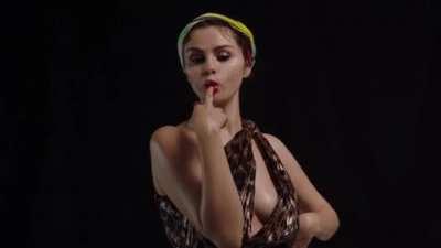 Selena Gomez signals you she wants something...