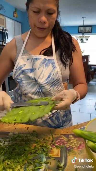 picking Nopales in flip flops... qué valiente!!