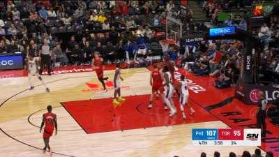 [Highlight] Scottie Barnes crosses Kelly Oubre Jr., then forces his way in for the turnaround jumper