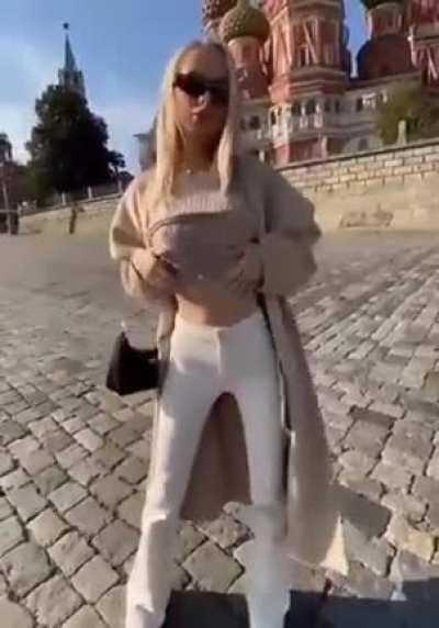 Лолита Богданова (22) станцевала на пл. Васильевский спуск и показала грудь, чем, по мнению полиции, оскорбила чувства верующих. На девушку завели уголовное дело по ч.1ст.148 УК РФ (до года)