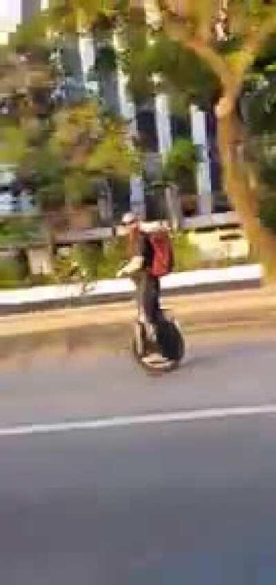 WCGW Driving a eletrical monocycle above 60km/h without helmet, drinking and dancing?