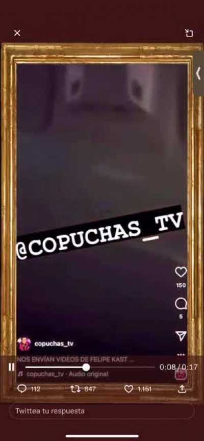 Felipe Kast en su auto junto a modelo trans Joa Cabañas