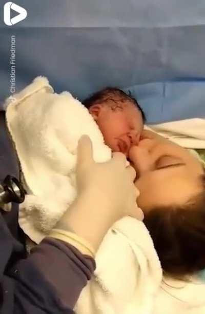 Baby has a most heart-warming response to mother’s first kiss