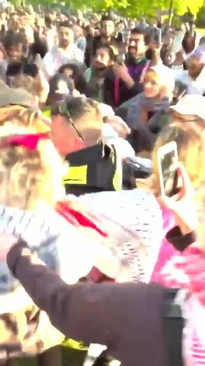 Deutsche Polizei schlägt Juden und andere Aktivisten die den Genozid in Palästina verhindern wollen. 