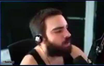 Australian Twitch Streamer Flashbanged