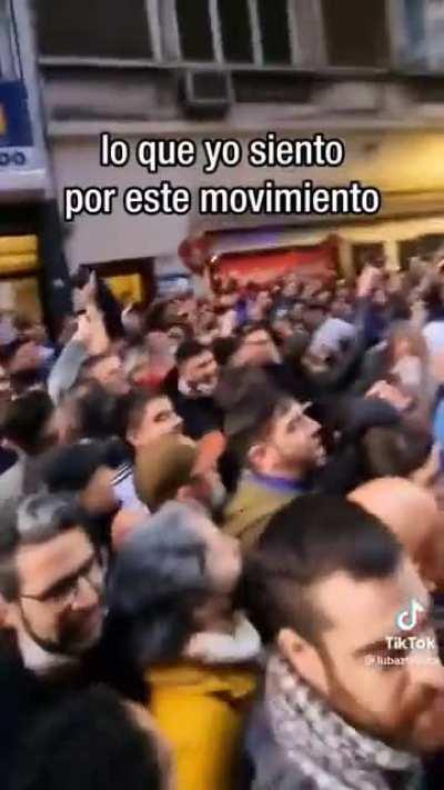 Por lo menos saben hacer canciones