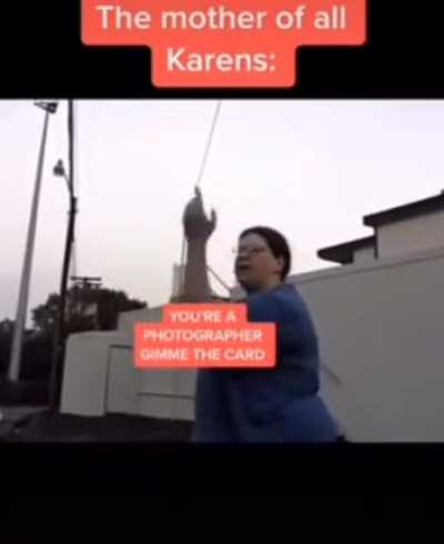 I bet this Karen's throat hurts after this 🤣🤣