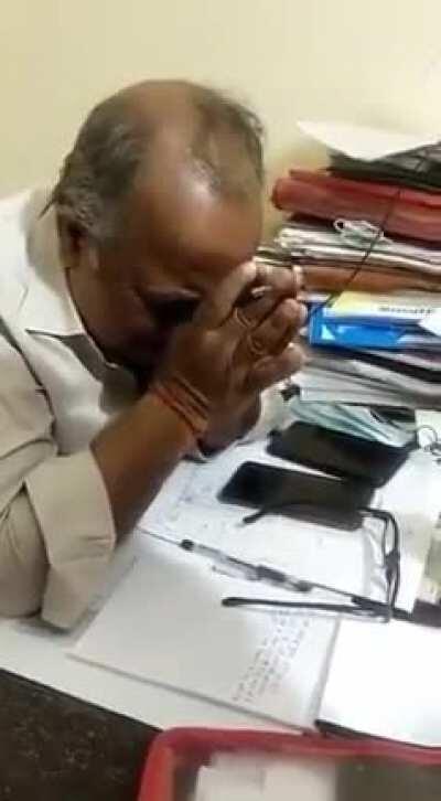 He is Dr. AK Roy currently serving at district hospital maharajganj up he is crying because he don't have remdesivir to save the people's life 💔
