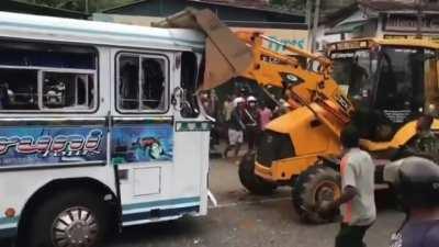 Food crisis in Sri Lanka, people burning politician's homes and clashing with the police