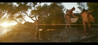 Lola Favre, Pénélope Avril, Anna Carraud, Jonathan Foussadier, Louise Bourgoin (nn) - Le Médium (FR2023) - groupe de naturistes en chemin