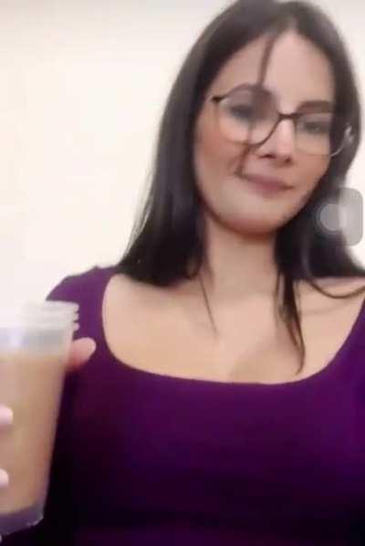 Busty paki Huda Mashood big tits popping out