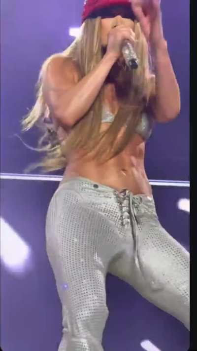 Jennifer mommy looks better in white or black ?