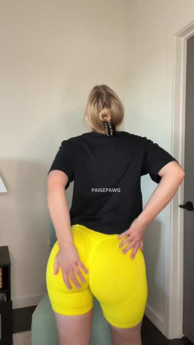 Showing off my huge butt 🍑