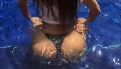 Kim Kardashian twerks so well