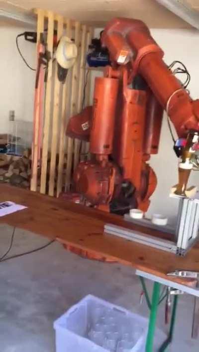 Мужики, вы должны это видеть! New bar staff for you