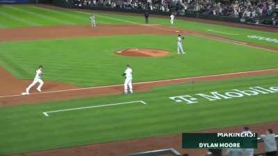 [Highlight] Dylan Moore crushes a grand slam in the bottom of the 8th to put the M's up 11-8! They trailed 7-0 going into the bottom of the 4th