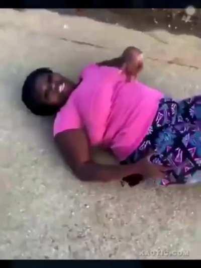 Woman get shot throws up gang signs like nothing happened 