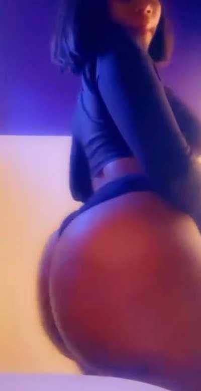 Damn Near Starting Playing With That Pussy 😩👅🤤😍💦